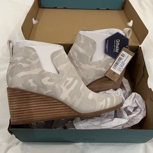TOMS Kallie Bootie Egret Camo Printed Suede Wedge Women 7.5 NWT